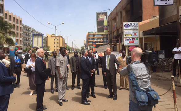 Le conseiller fédéral Didier Burkhalter sur les lieux de l’attentat de Ouagadougou, au Burkina Faso.