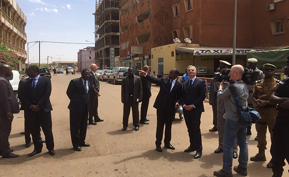 Le conseiller fédéral Didier Burkhalter sur les lieux de l’attentat de Ouagadougou, au Burkina Faso.