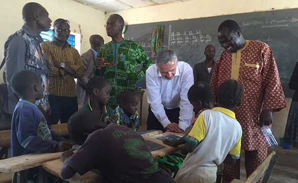 Le conseiller fédéral visite, dans la région de Ouagadougou, deux écoles assurant une formation de base aux enfants burkinabés et bénéficiant du soutien de la Suisse.