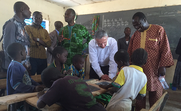 Bundesrat Burkhalter besucht zwei Grundschulen für burkinische Kinder, die von der Schweiz unterstützt werden. 