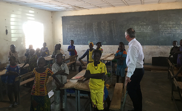 Le conseiller fédéral visite, dans la région de Ouagadougou, deux écoles assurant une formation de base aux enfants burkinabés et bénéficiant du soutien de la Suisse.