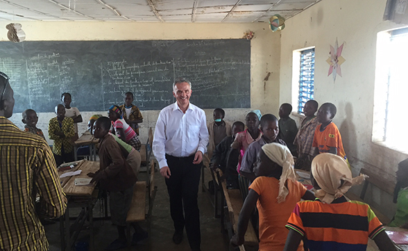 The head of the FDFA visits two Swiss-supported schools in the Ouagadougou region that provide basic education to Burkinabe children.