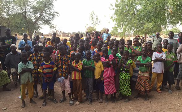 Il consigliere federale visita due scuole nella regione di Ouagadougou che garantiscono un’istruzione di base ai bambini burkinabé e beneficiano del sostegno della Svizzera.