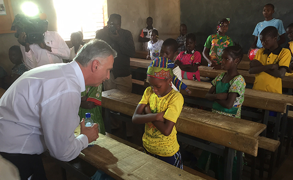 Bundesrat Burkhalter besucht zwei Grundschulen für burkinische Kinder, die von der Schweiz unterstützt werden.