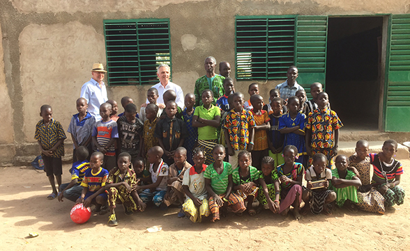 Le conseiller fédéral visite, dans la région de Ouagadougou, deux écoles assurant une formation de base aux enfants burkinabés et bénéficiant du soutien de la Suisse.