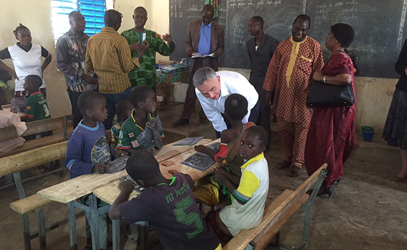 Bundesrat Burkhalter besucht zwei Grundschulen für burkinische Kinder, die von der Schweiz unterstützt werden.