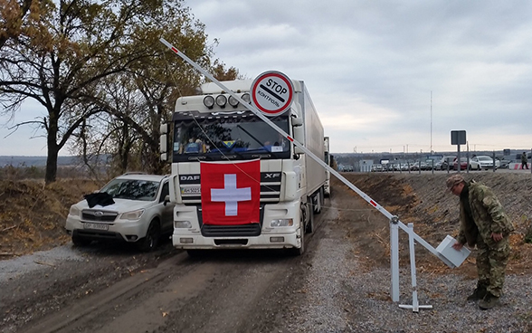 One convoy of 20 trucks carrying 293 tonnes of goods reached the city of Donetsk. Among the transported goods were aluminium sulphate and chlorine, destined for the Donbas waterworks, and reagents and cancer medicines for two hospitals.