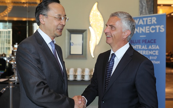 Le conseiller fédéral Didier Burkhalter échange avec Kairat Abdrakhmanov le ministre des affaires étrangères kazakh. 