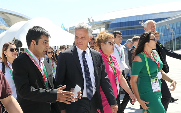 Le conseiller fédéral Didier Burkhalter échange avec des jeunes de l’Asie centrale. 