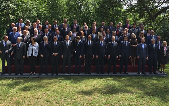 I ministri degli affari esteri che partecipano all’incontro del’OSCE riuniti sull’erba per una foto di gruppo.