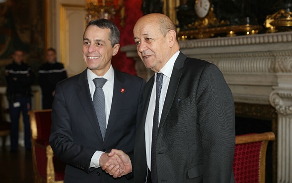 Ignazio Cassis shakes hands with French Foreign Minister Jean-Yves Le Drian in Paris.