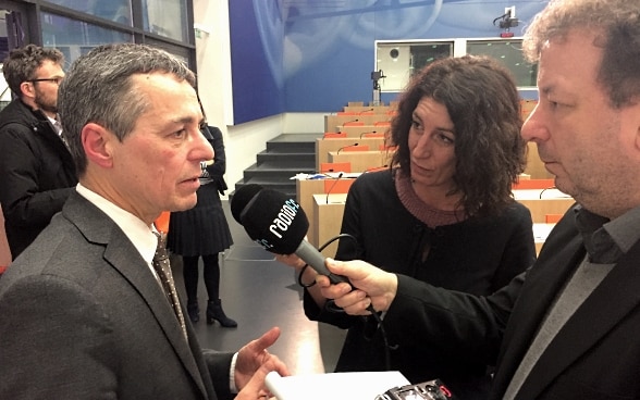 Le conseiller fédéral Ignazio Cassis répond aux questions des journalistes.