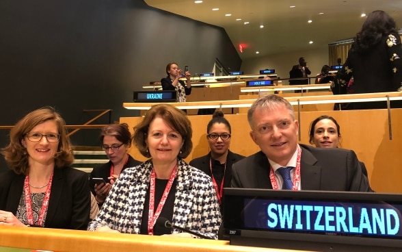 Markus Seiler, secrétaire général du DFAE, Sylvie Durrer, directrice du BFEG et Kathrin Bieri, co-secrétaire générale de l'Union suisse des paysannes et des femmes rurales 