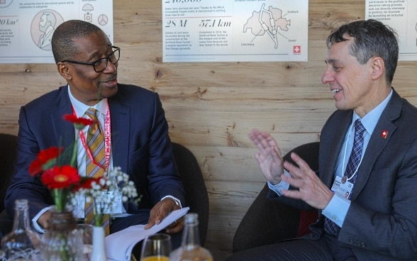 Le conseiller fédéral Ignazio Cassis et la ministre nigériane de l'Industrie Okechukwu Enelamah posent pour une photo au WEF à Davos.