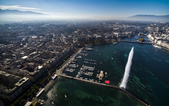 Aerial photograph of the city of Geneva and its water fountain. 