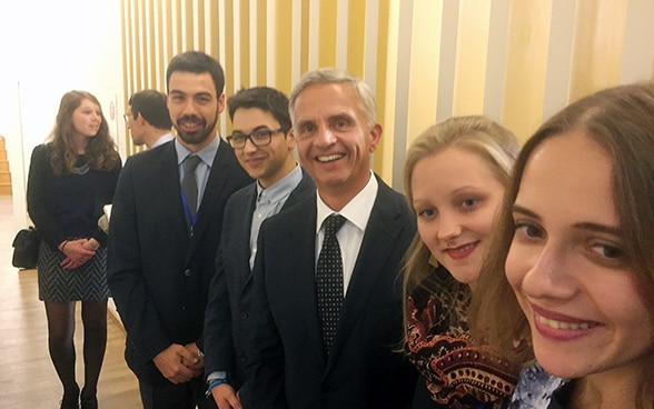 Bundesrat Didier Burkhalter inmitten von Jugendlichen, die am 83. Europäischen Jugendparlament teilnehmen.