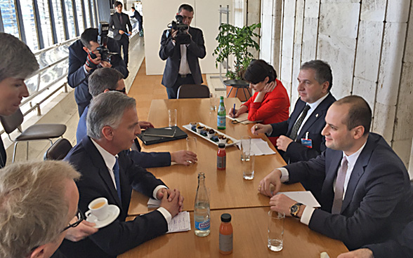 Didier Burkhalter speaks with Georgian Minister of Foreign Affairs Mikheil Janelidze.