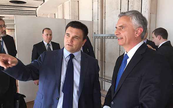 FDFA head Didier Burkhalter talks with Ukrainian Foreign Minister Pavlo Klimkin. 