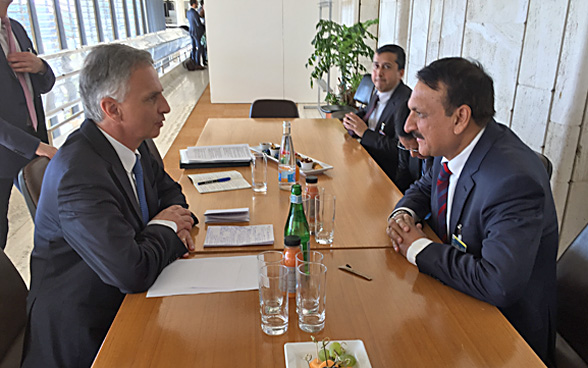 Didier Burkhalter speaks with Nepalese Foreign Minister Prakash Sharan Mahat.