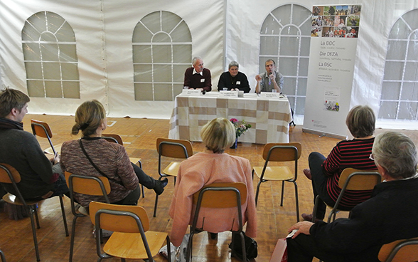 Zwei Referenten sprechen auf Einladung der DEZA an der ersten Podiumsdiskussion zum Publikum. © EDA