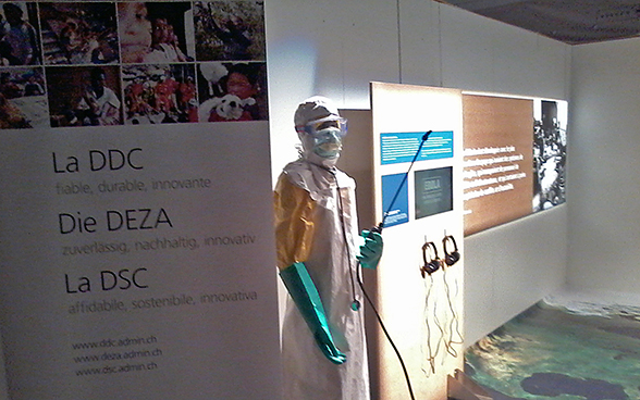 Vue d’un mannequin vêtu de la combinaison médicale portée par le personnel soignant de Médecins Sans Frontières sur le terrain. © DFAE