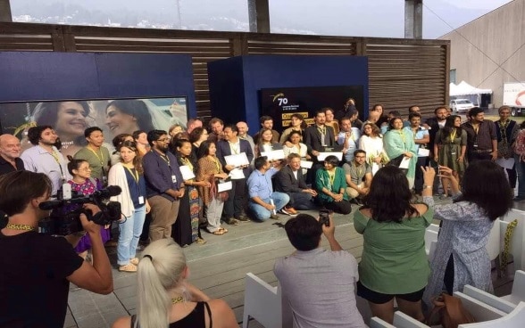 Open Doors 2017: i partecipanti e le partecipanti dell’Asia meridionale in posa sul palco dopo la consegna dei premi