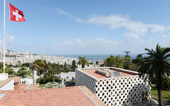 Vue de l’Ambassade de Suisse à Alger, avec la ville et la mer à l’arrière-plan.