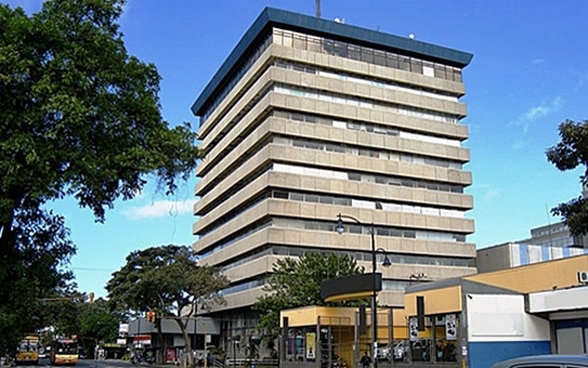 Outside view of the embassy building in San José: the Swiss representation occupies one floor of the building.