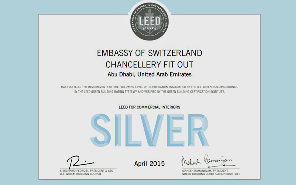 Eine Kopie des Diploms, welches die Botschaft für die LEED Silver Zertifizierung erhalten hat. 