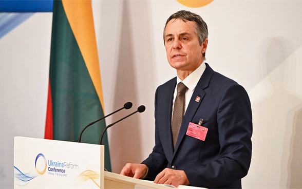 Il consigliere federale Ignazio Cassis durante la conferenza a Vilnius.