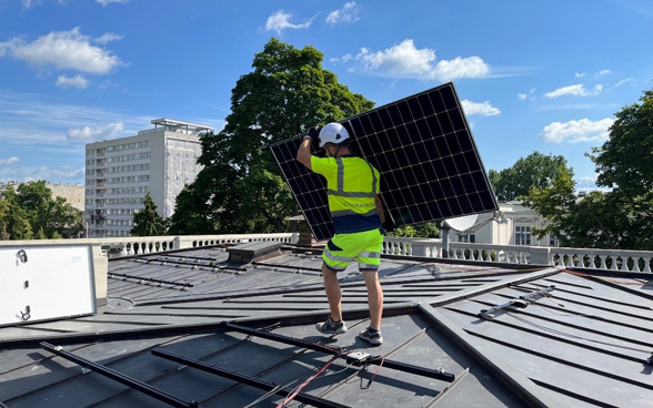 Installazione di pannelli fotovoltaici sull’intero tetto dell’ambasciata nell’estate 2022. 