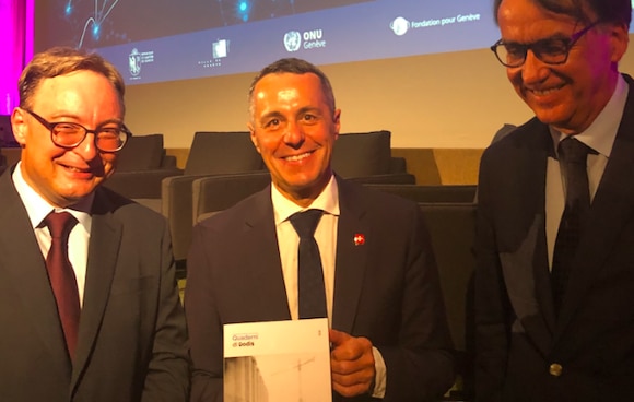 Bundesrat Ignazio Cassis mit dem neuen Buch der Reihe Quaderni di Dodis, «Die Schweiz und die Konstruktion des Multilateralismus», Bd. 2, mit Dokumenten zur Geschichte des Völkerbundes, gemeinsam mit den Herausgebern Sacha Zala und Marc Perrenoud.