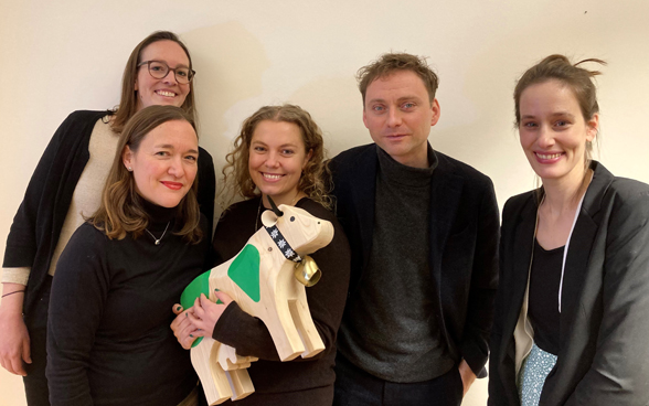 Berlin’s business team with the wooden cow Green Lilly, the mascot for sustainability in the Swiss representations in Germany. 
