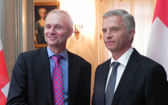 The President of the Swiss Confederation, Didier Burkhalter, and the British Minister of State for Europe, David Lidington, shake hands in Von Wattenwyl House in Bern. © FDFA