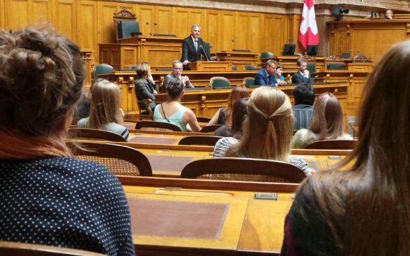 Il presidente della Confederazione Didier Burkhalter si rivolge in Parlamento ai giovani in occasione della cerimonia di raggiungimento della maggiore età organizzata dalla città di Berna. © DFAE