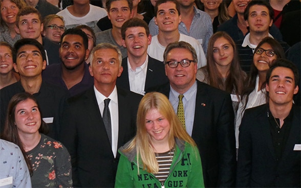 Le président de la Confédération Didier Burkhalter entouré de participants à la Conférence du Parlement des jeunes à Laufon. © DFAE