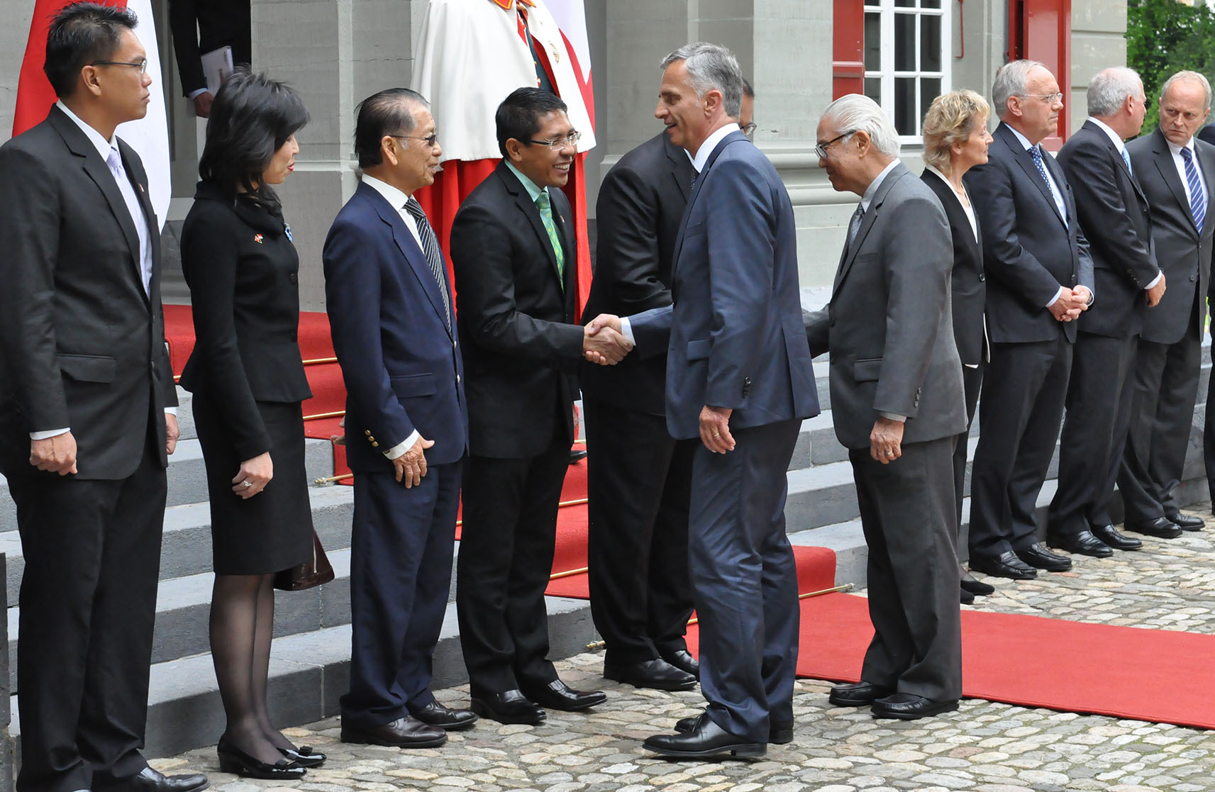 Didier Burkhalter begrüsst die Delegation des Präsidenten der Republik Singapur in Lohn.