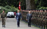 Didier Burkhalter und Tony TAN Keng Yam schreiten die Ehrengarde ab