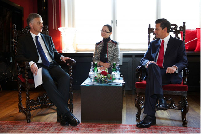 Le président de la Confédération Didier Burkhalter s’entretient avec le président mexicain Peña Nieto dans le cadre du Forum économique mondial 2014. 