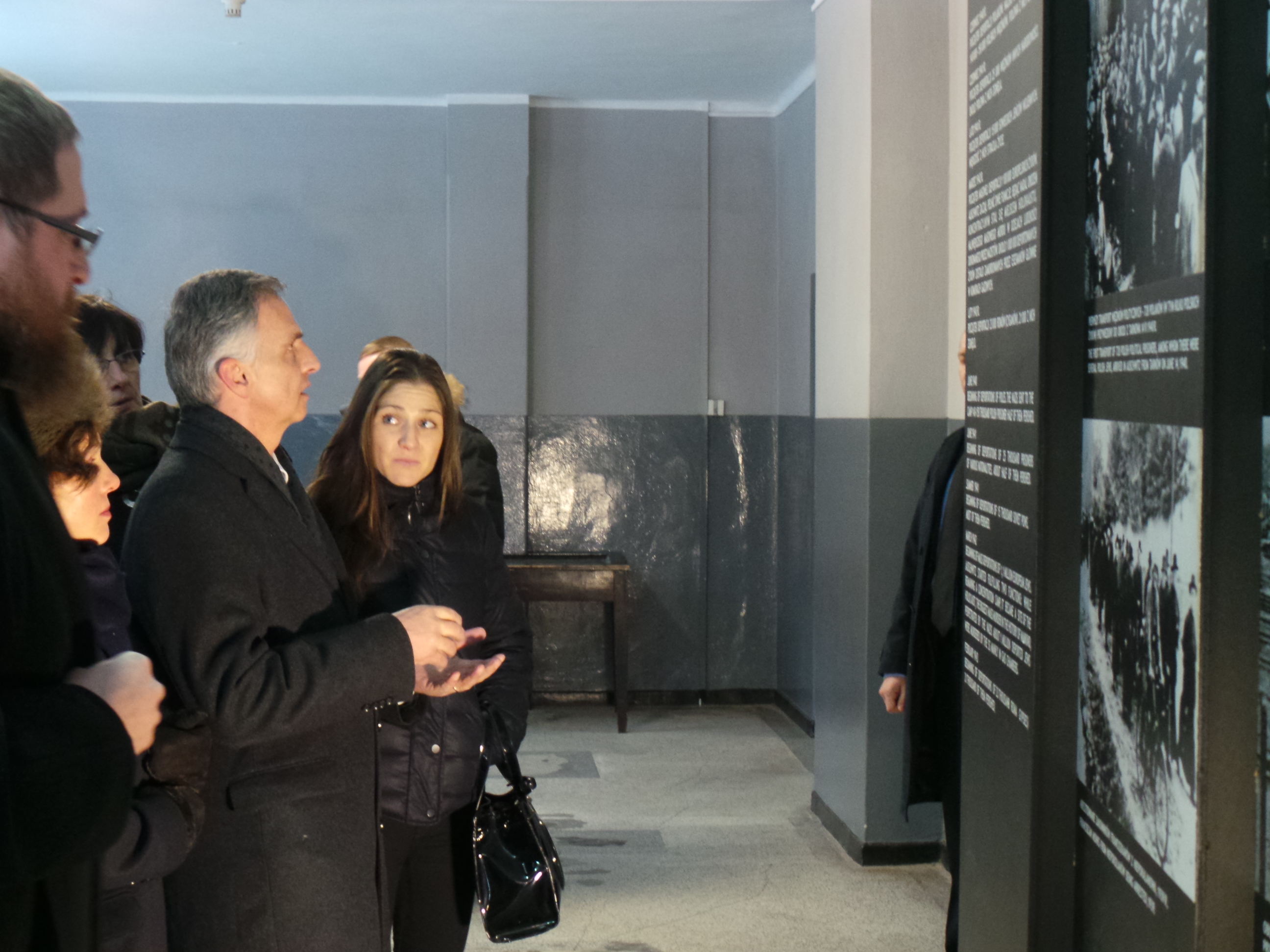 Il presidente della Confederazione Didier Burkhalter nel museo di Auschwitz-Birkenau.