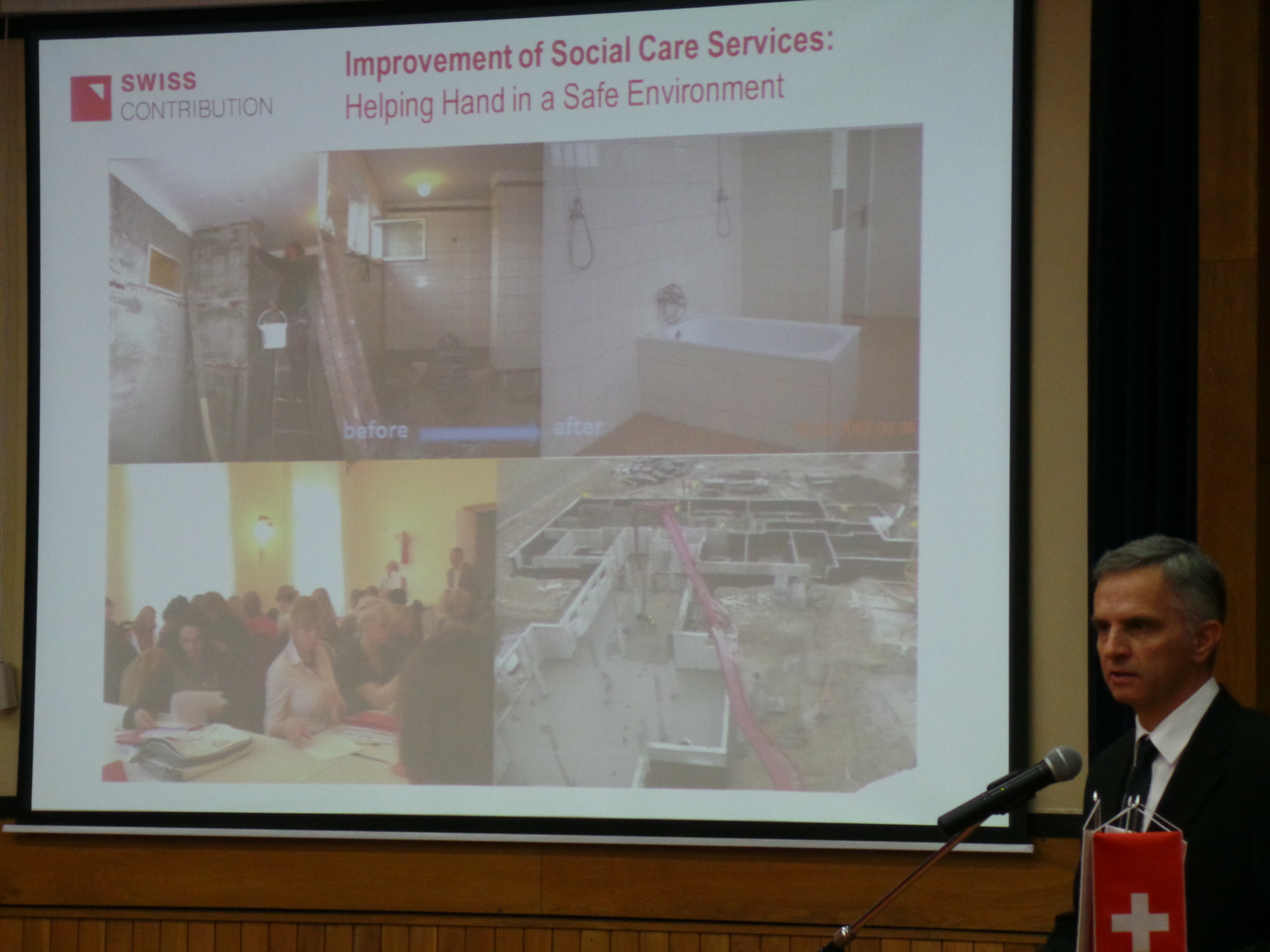 Bundespräsident Didier Burkhalter hält im Rydgyer-Spital in Krakau einen Vortrag. 