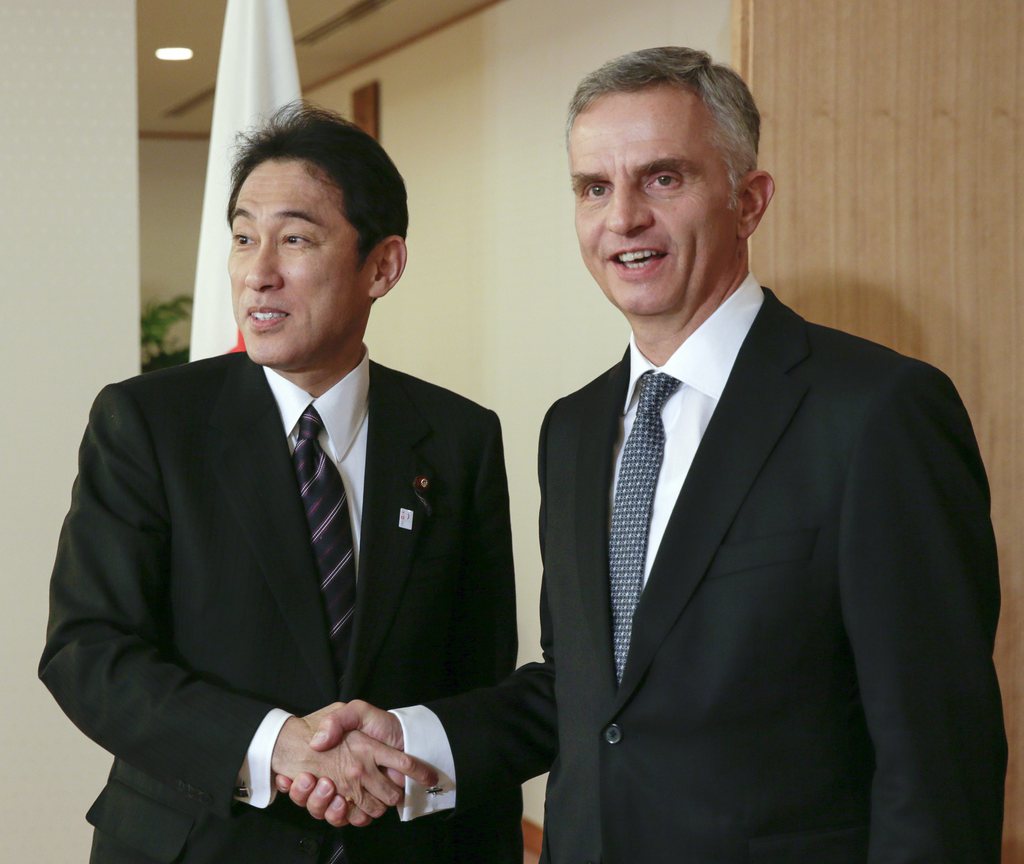 Bundespräsident Didier Burkhalter und der japanische Aussenminister Fumio Kishida.