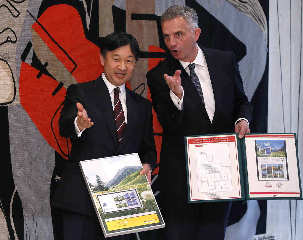Le président de la Confédération Didier Burkhalter et le prince héritier Naruhito présentent les timbres des 150 ans des relations diplomatiques helvético-japonaises.