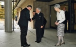 Bundespräsident Dider Burkhalter wird vom japanischen Kaiserpaar Akihito und Michiko vor dem kaiserlichen Palast in Tokio begrüsst.