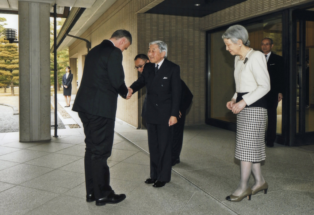 Japanese Emperor Akihito and Empress Michiko welcome President Didier Burkhalter in front of the imperial palace in Tokyo.