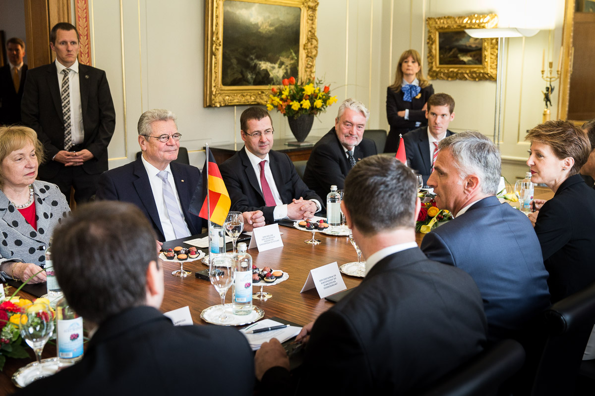 Il presidente della Confederazione Didier Burkhalter a colloquio con il presidente tedesco Joachim Gauck, la consigliera federale Simonetta Sommaruga e altri partecipanti alla visita ufficiale.
