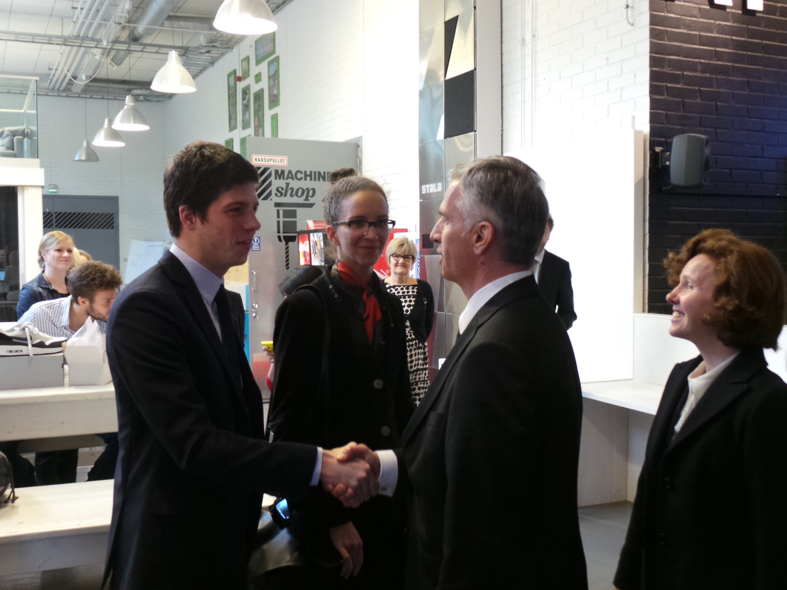 Didier Burkhalter e sua moglie Friedrun Sabine Burkhalter discutono all’università Aalto a Helsinki con dei studenti svizzeri.