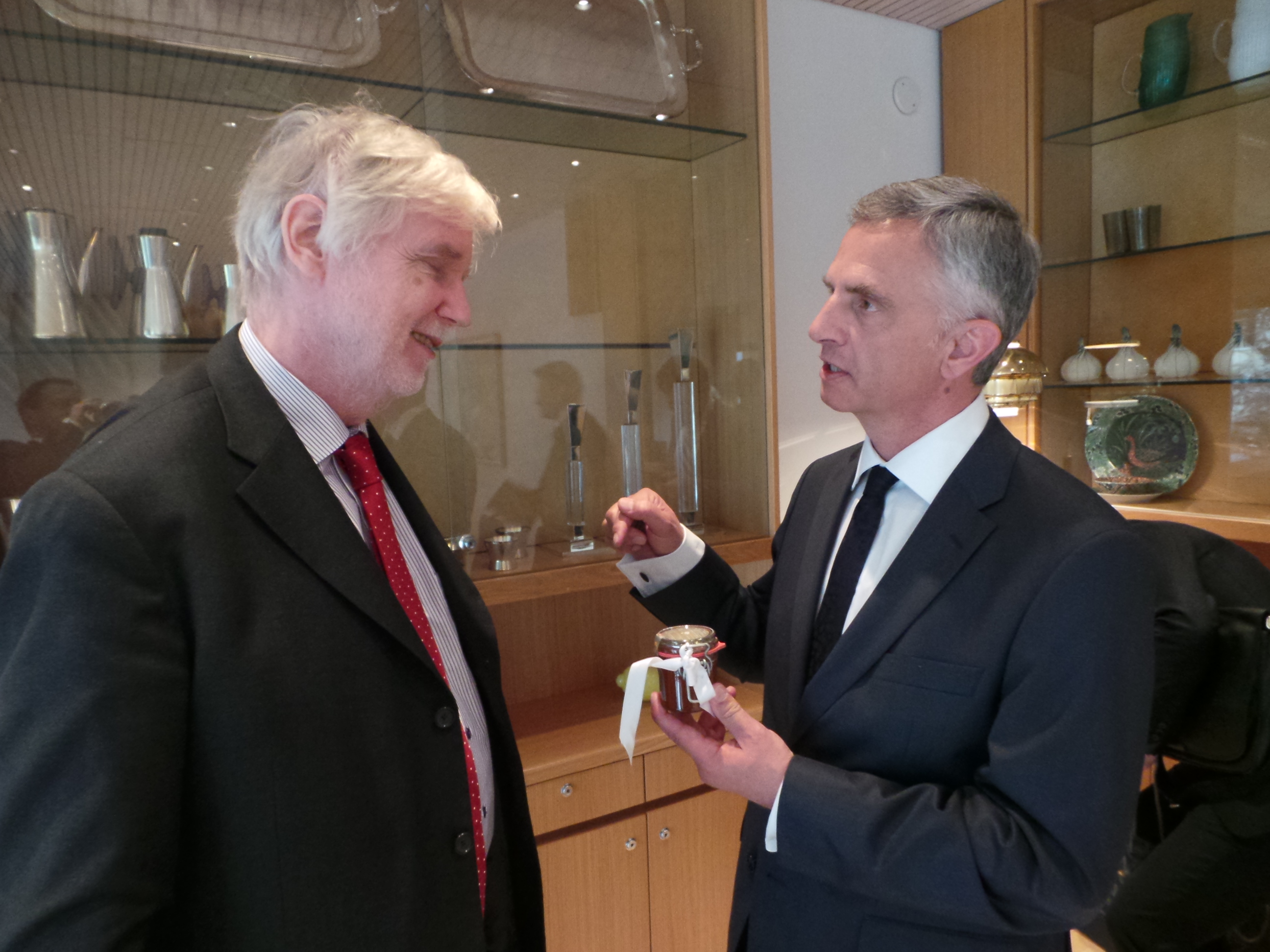 Bundespräsident Didier Burkhalter spricht mit dem finnischen Aussenminister Erkki Tuomioja.