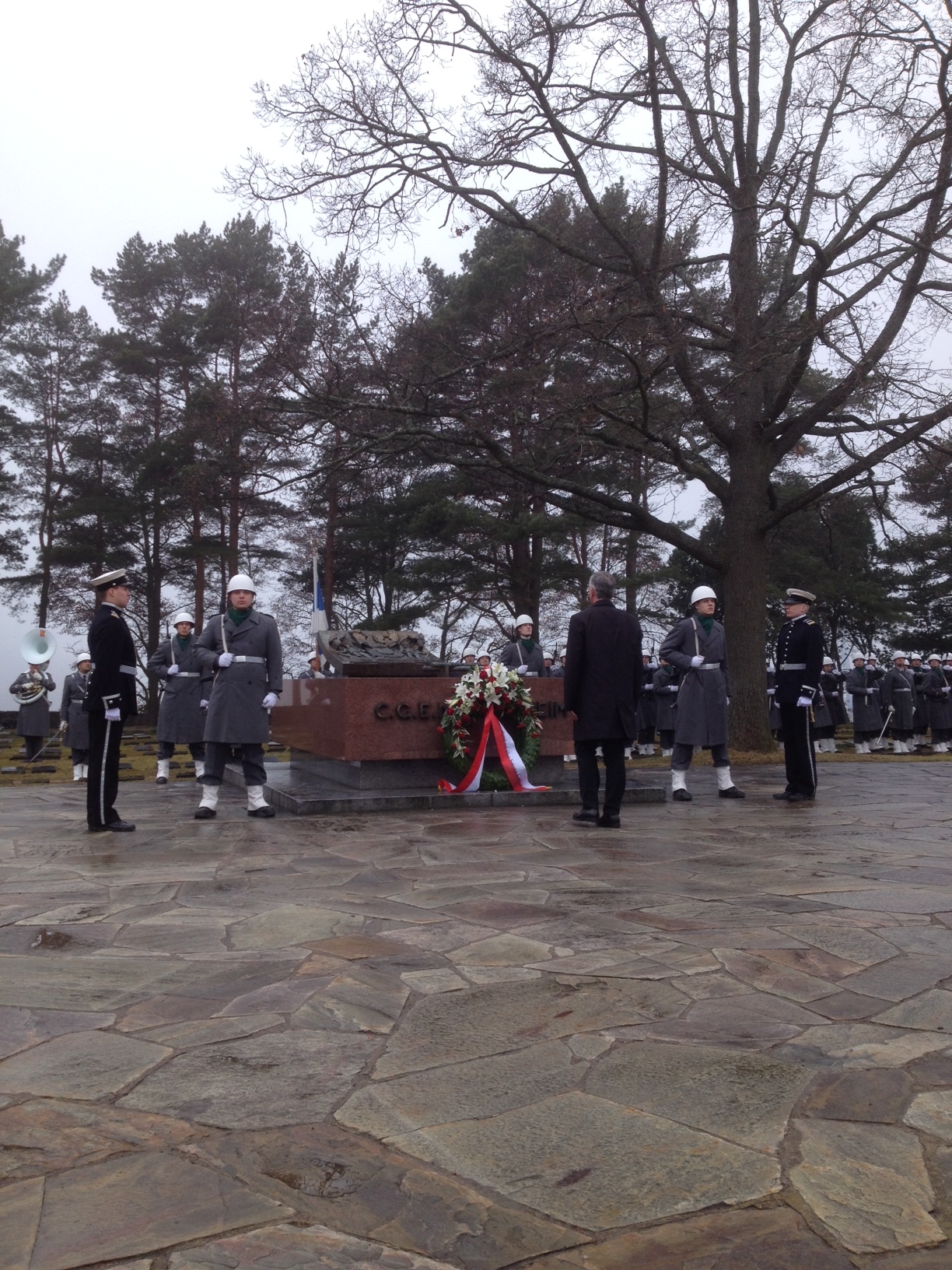 Le président de la Confédération Burkhalter sur la tombe de l’ancien président finlandais Carl Gustav Mannerheim, auparavant commandant en chef de l’armée finlandaise.