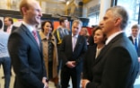 Didier Burkhalter und Sauli Niinistö mit ihren Ehefrauen an der Universität in Helsinki. Sie unterhalten sich mit einem Schweizer Forschenden.